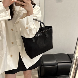 Minimalistische schwarze Shopper-Tasche aus Mattleder mit Schultergurten im Urban-Look