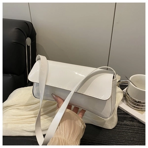 Détail du sac baguette en cuir verni blanc avec fermeture à rabat rectangulaire épurée
