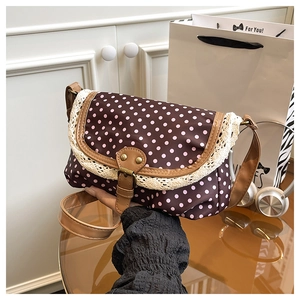 Gros plan détaillé du sac en toile à pois marron avec dentelle et sangle en PU vintage