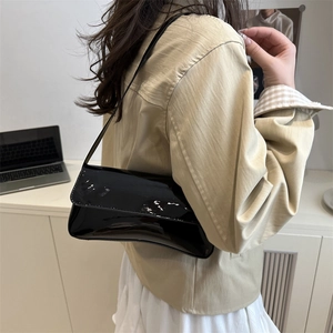 Sac à aisselle chic en cuir verni noir pour femme au style coréen minimaliste élégant