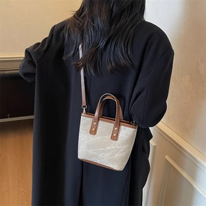 Sac seau bicolore élégant en toile blanc cassé et cuir marron pour femme avec bandoulière