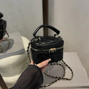 Sac boîte matelassé noir avec chaîne dorée et poignée supérieure pour femme élégante