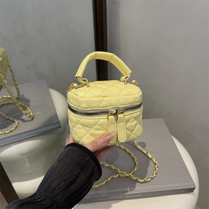 Sac boîte en cuir matelassé jaune pâle avec chaîne dorée et poignée pour femme