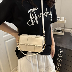 Petit sac carré tressé blanc crème avec bord à rabat ondulé et bandoulière chaîne dorée