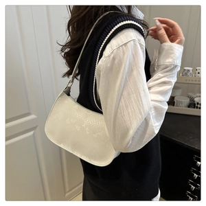 Détail de la texture serpent blanc embossée sur un sac hobo au style minimaliste