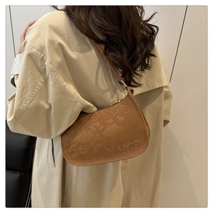 Vue détaillée de la texture serpent marron d'un sac hobo en demi-lune pour femme