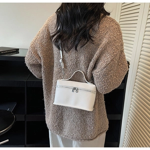 Vue détaillée du sac boîte en cuir grainé blanc avec double fermeture éclair métallique