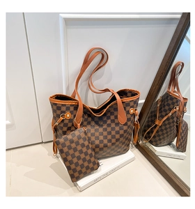 Dettaglio della borsa tote a scacchi con pochette coordinata e coulisse laterali
