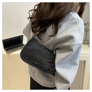 Gros plan du motif de serpent gaufré noir sur un grand sac à bandoulière chic