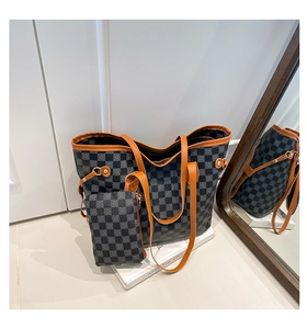 Dettaglio della grande borsa tote con pochette coordinata e motivo a scacchi marrone