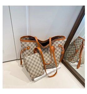 Dettaglio della borsa tote grigia a motivi geometrici con pochette coordinata inclusa
