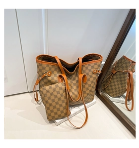 Dettaglio borsa shopper retrò a quadri marroni con coulisse e anello a D in metallo