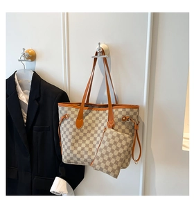 Borsa tote a scacchi classica con pochette coordinata e dettagli con coulisse laterale