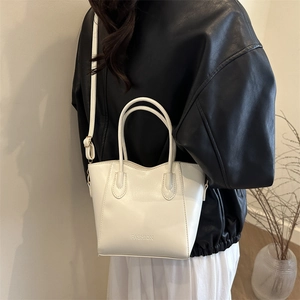 Sac seau élégant en cuir PU blanc avec poignée et inscription tendance gravée