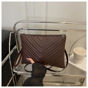 Détail du sac bandoulière matelassé marron café avec rivets métalliques et style vintage