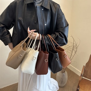Sac seau minimaliste en cinq couleurs en cuir synthétique lisse avec détails en métal