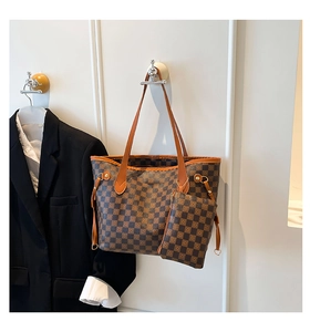 Dettaglio del set borsa tote a scacchi con pochette coordinata e tracolla rimovibile