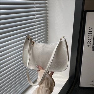 Sac à bandoulière chic en simili cuir crème à motif serpent et fermeture dorée