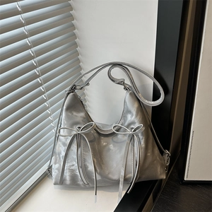 Metallisch silberne Hobo-Tasche mit Schleifendetails und Doppelreißverschluss