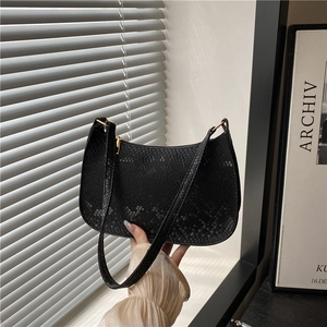 Sac baguette sous les bras noir à motif serpent avec des détails métalliques dorés