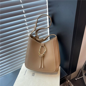 Borsa a Spalla da Donna in Pelle PU Minimalista Urbana Cuciture a Contrasto Anello di Metallo Nappina Borsa Sottobraccio Hobo per Uso Quotidiano