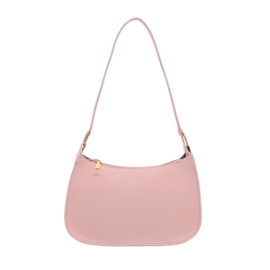 Sac à bandoulière rose avec motif serpent et détails dorés sur fond blanc neutre
