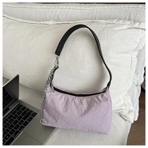 Vue détaillée du sac croissant en nylon lavande avec chaîne argentée et sangle