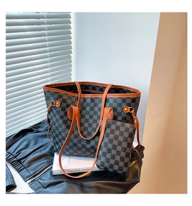 Dettaglio della borsa tote a scacchi e mini pochette con cinturini in pelle