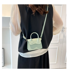 Mini sac bandoulière chic vert menthe en cuir grainé avec poignées supérieures