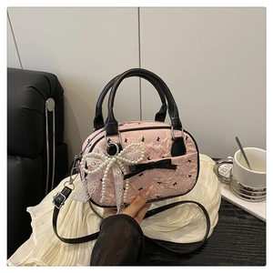 Sac à bandoulière rose avec motif chat, nœud noir et breloque perle à la main