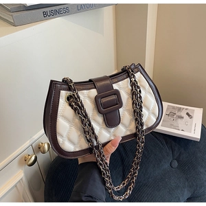 Borsa a tracolla trapuntata crema con bordo marrone e catena dorata in stile elegante
