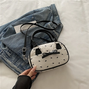 Sac bandoulière plissé blanc avec imprimé petits nœuds noirs et ruban 3D style rétro