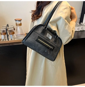 Détail de ce sac cabas vintage en daim noir avec plaque argentée et poche zippée