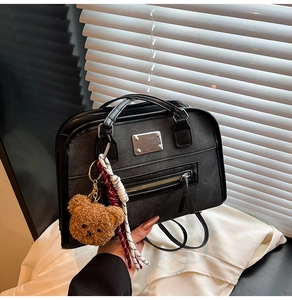 Détail du sac multifonction noir avec breloque ours en peluche et corde tressée