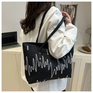 Borsa tote trapuntata con ricami a onde colorate e sottili manici a spalla neri