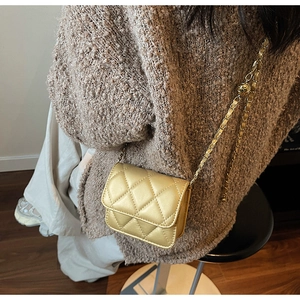 Vue détaillée du sac à bandoulière matelassé or champagne avec sa chaîne en métal élégante