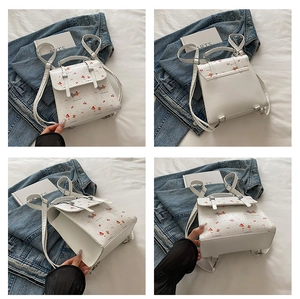 Vue macro montrant les motifs de dessins animés et les détails du petit sac à dos blanc