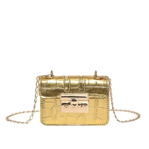 Mini borsa a tracolla dorata con stampa coccodrillo e chiusura quadrata in metallo dorato
