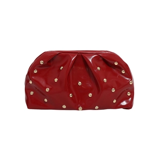 Pochette en cuir verni rouge brillant avec rivets dorés et plis nuage tendance