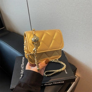 Mini sac doré à matelassage losange avec élégante bandoulière en chaîne