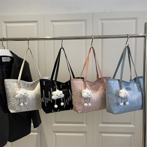 Minimalist quilted tote bags in four colors with cute cloud pendants and large capacity