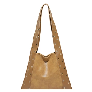 Sac à épaule marron en similicuir avec rivets vintage et longue sangle sur fond blanc