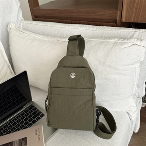 Japanische armeegrüne Nylon-Umhängetasche aus hochdichtem Stoff und M-Logo