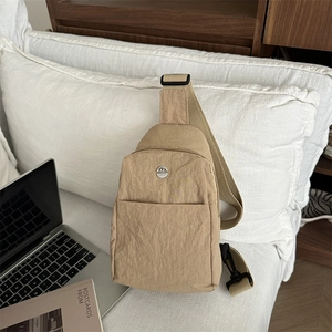 Khakifarbene Nylon-Umhängetasche im japanischen Stil mit M-Logo auf weißem Hintergrund