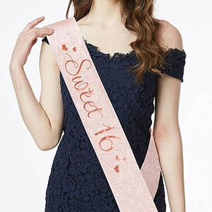 Détail de l'écharpe rose scintillante Sweet 16 avec lettrage or rose sur un mannequin