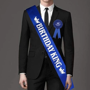 Détail de l'ensemble écharpe et médaille Birthday King bleu marine pour hommes
