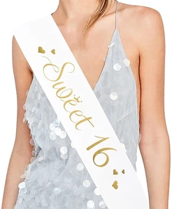 Détail de l'écharpe Sweet 16 en satin blanc avec lettrage doré sur une robe argentée