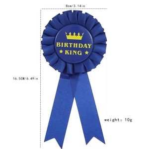 Badge Birthday King en satin bleu avec couronne dorée et rubans plissés pour homme