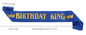 Détail de l'écharpe en satin bleu Birthday King avec motifs de couronne dorés et texte