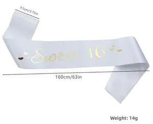 Dimensions détaillées de l'écharpe d'anniversaire Sweet 16 en satin blanc et or